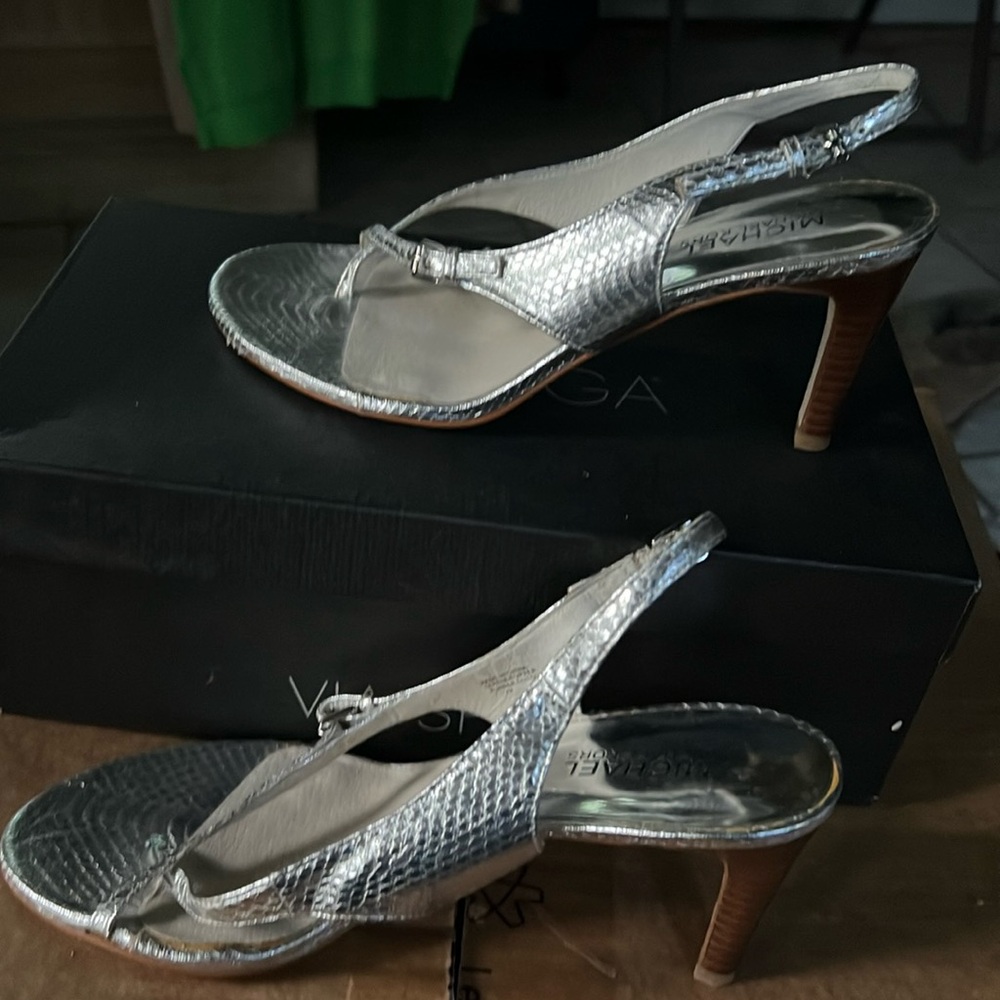 Michael Michael Kors Thong Stacked Heel Sandals in Embossed Silver Platino 7 1/2